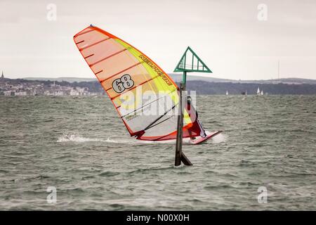 Hayling Island. 27. August 2018. UK Wetter: Windige bank Urlaub in Hayling. Beachlands, Hayling Island. 27. August 2018. Blustery Duschen heute entlang der Südküste. Phil genießen das Wetter auf seinem Windsurfer auf Hayling Island. Credit: jamesjagger/StockimoNews/Alamy leben Nachrichten Stockfoto