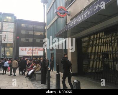 London, Großbritannien. 11 Sep, 2018. 11.09.2018, Bond Street, London bewaffnete Polizisten vorhanden außerhalb der Bond Street Station nach einem Notfall Evakuierung der Station Credit: Emin Ozkan/StockimoNews/Alamy leben Nachrichten Stockfoto