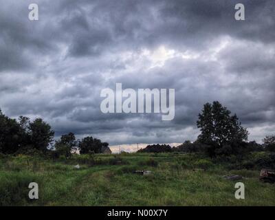 China Grove, USA. 14. September 2018. Sturmwolken über Farm in der Nähe von China Grove, North Carolina als tropischer Sturm Florenz langsam Ansätze am 14 September, 2018 um 18:00 Uhr Credit: Naveed/StockimoNews/Alamy leben Nachrichten Stockfoto