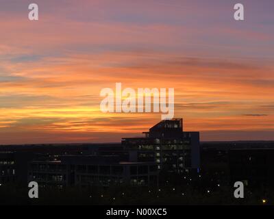 Milton Keynes, UK. 25. September 2018. UK Wetter: Milton Keynes, Sonnenuntergang, Sonnenuntergang Credit: Ringx 2204/StockimoNews/Alamy Live News Credit: Ringx 2204/StockimoNews/Alamy leben Nachrichten Stockfoto