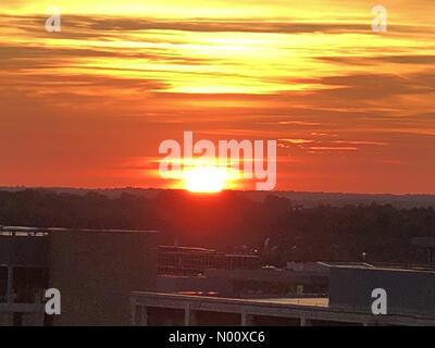 Milton Keynes, UK. 25. September 2018. UK Wetter: Milton Keynes, Sonnenuntergang, Sonnenuntergang Credit: Ringx 2204/StockimoNews/Alamy Live News Credit: Ringx 2204/StockimoNews/Alamy leben Nachrichten Stockfoto