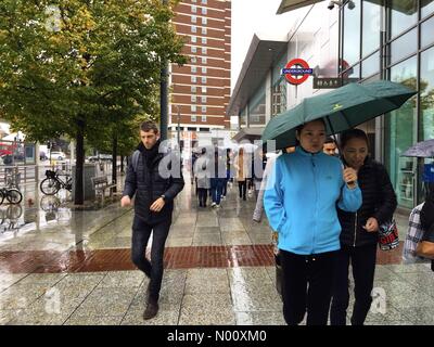 Shepherd's Bush, London. 6. Okt 2018. UK Wetter: Menschen mit Sonnenschirmen zum Schutz vor dem Regen in Shepherd's Bush, London. Quelle: Matthew Ashmore/StockimoNews/Alamy leben Nachrichten Stockfoto