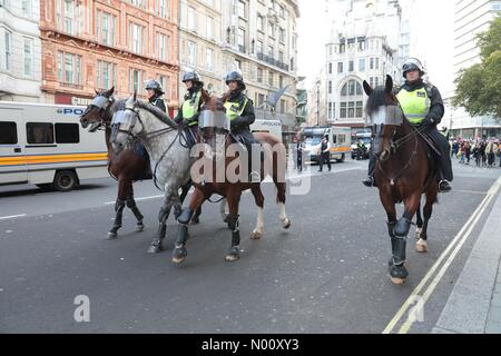 London, Großbritannien. 13. Oktober 2018. Polizeieinsatz zu Anti-Nazi-Demonstranten in London's West End in der Nähe der Haymarket und Trafalgar Square am 13. Oktober 2018 Quelle: Colin Hart/StockimoNews/Alamy Live-Nachrichten enthalten Stockfoto