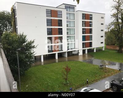 UK Wetter - Überschwemmung, Hereford - Am Sonntag, den 14. Oktober 2018 - Überschwemmung, neben der extrem hohen Fluss Wye an Riverside Pfade und diese neuen Wohnungen verschüttet Stockfoto
