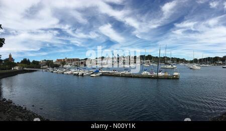 Mamaroneck, New York, USA. 16. Oktober, 2018. USA WETTER 16 Okt 2018 - Harbour Island Park Mamaroneck, NY: Boote im Hafen, strahlend blauer Himmel, Herbst und bei hohen Temperaturen 50 s niedrigen 60s F. Stockimo Live News/Marianne Campolongo. Quelle: Marianne A. Campolongo/StockimoNews/Alamy leben Nachrichten Stockfoto