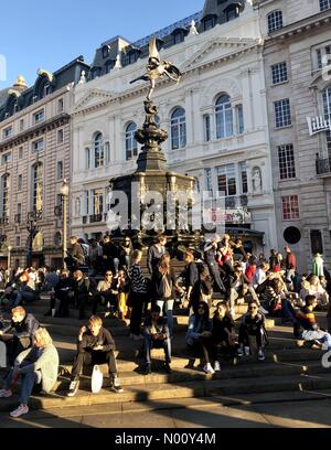 London, Großbritannien. Okt 2018 21. Die Menschen genießen die Oktober Sonnenschein auf Eros in Piccadilly Circus in London. Credit: Andym/StockimoNews/Alamy leben Nachrichten Stockfoto