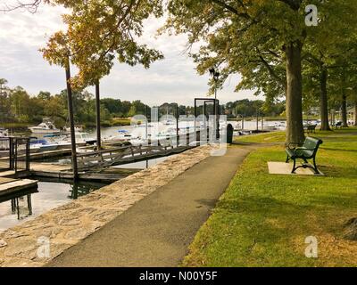 Mamaroneck, New York, USA. 22. Oktober, 2018. USA WETTER 22 Okt 2018 - Harbor Point Park, Mamaroneck, NY: Boote im Hafen als Wolken die Sonne, aber die Temperaturen kühl bleiben in den hohen 40s F. Stockimo Live News/Marianne Campolongo Credit: Marianne A. Campolongo/StockimoNews/Alamy leben Nachrichten Stockfoto