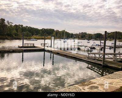 Mamaroneck, New York, USA. 22. Oktober, 2018. USA WETTER 22 Okt 2018 - Harbour Island Park, Mamaroneck, NY: Boote im Hafen als Wolken die Sonne, aber die Temperaturen kühl bleiben in den hohen 40s F. Stockimo Live News/Marianne Campolongo Credit: Marianne A. Campolongo/StockimoNews/Alamy leben Nachrichten Stockfoto