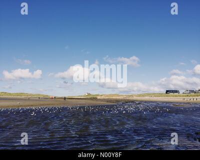 Anglesey, UK. 27. Oktober 2018. Sonnig und blustery Tag auf Rhosneigr Strand, Anglesey, Nordwales. Im Oktober 2018 Credit: Charlotte Machin/StockimoNews/Alamy leben Nachrichten Stockfoto