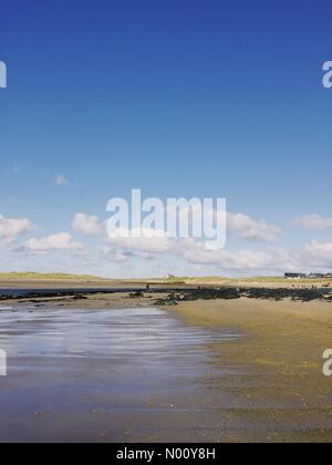 Anglesey, UK. 27. Oktober 2018. Reflexionen auf Wasser am Strand, Rhosneigr, Anglesey, North Wales, UK, an einem windigen, sonnigen Oktober Tag der Herbstferien 2017 Credit: Charlotte Machin/StockimoNews/Alamy leben Nachrichten Stockfoto