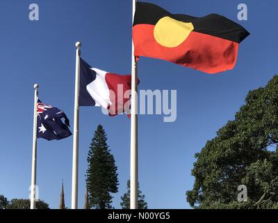 Sydney, Australien. 11 Nov, 2018. Australische, Französisch und Aborigines Fahnen wehen an der ANZAC War Memorial in Sydney, Australien, am Armistice Day, 100 Jahre nach dem Ende des Ersten Weltkriegs. Credit: Richard Milnes/StockimoNews/Alamy leben Nachrichten Stockfoto