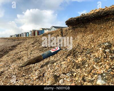 Hayling Island, Hampshire, UK. 11 Nov, 2018. UK Wetter: Sturm Schäden an Hayling. Beachlands, Hayling Island. 11. November 2018. Große Wellen entlang der Südküste heute erhebliche Schaeden angerichtet. Sturmschäden in Hayling Island in Hampshire. Credit: jamesjagger/StockimoNews/Alamy leben Nachrichten Stockfoto