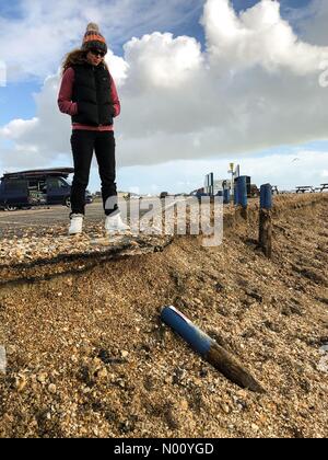 Hayling Island, Hampshire, UK. 11 Nov, 2018. UK Wetter: Sturm Schäden an Hayling. Beachlands, Hayling Island. 11. November 2018. Große Wellen entlang der Südküste heute erhebliche Schaeden angerichtet. Sturmschäden in Hayling Island in Hampshire. Credit: jamesjagger/StockimoNews/Alamy leben Nachrichten Stockfoto