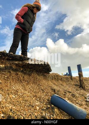 Hayling Island, Hampshire, UK. 11 Nov, 2018. UK Wetter: Sturm Schäden an Hayling. Beachlands, Hayling Island. 11. November 2018. Große Wellen entlang der Südküste heute erhebliche Schaeden angerichtet. Sturmschäden in Hayling Island in Hampshire. Credit: jamesjagger/StockimoNews/Alamy leben Nachrichten Stockfoto