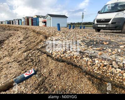 Hayling Island, Hampshire, UK. 11 Nov, 2018. UK Wetter: Sturm Schäden an Hayling. Beachlands, Hayling Island. 11. November 2018. Große Wellen entlang der Südküste heute erhebliche Schaeden angerichtet. Sturmschäden in Hayling Island in Hampshire. Credit: jamesjagger/StockimoNews/Alamy leben Nachrichten Stockfoto