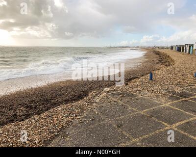 Hayling Island, Hampshire, UK. 11 Nov, 2018. UK Wetter: Sturm Schäden an Hayling. Beachlands, Hayling Island. 11. November 2018. Große Wellen entlang der Südküste heute erhebliche Schaeden angerichtet. Sturmschäden in Hayling Island in Hampshire. Credit: jamesjagger/StockimoNews/Alamy leben Nachrichten Stockfoto