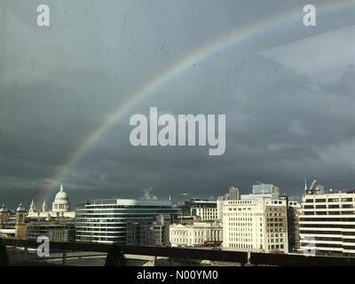 London, Großbritannien. 19. November 2018. Die St Paul's Kathedrale mit Regenbogen oben, durch verregneten Fenster Quelle: AC Kreativ/StockimoNews/Alamy leben Nachrichten Stockfoto