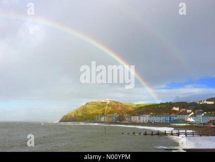 Aberystwyth, Wales. 30. Nov 2018. UK Wetter: Regenbogen über dem Meer in Aberystwyth an einem hellen und blustery Morgen auf der West Wales Küste. Foto Keith Morris/Alamy Live News Credit: Keith Morris 1/StockimoNews/Alamy leben Nachrichten Stockfoto