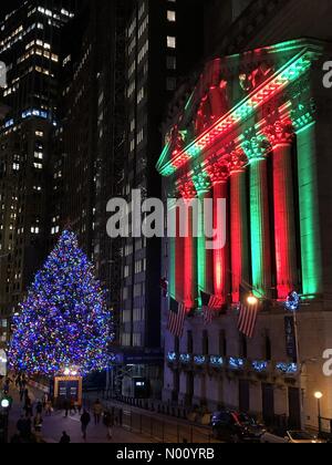 New York, USA. 3. Dezember 2018. NYSE, Weihnachten Farben mit Weihnachtsbaum in New York City New York Credit: Laurie allread/StockimoNews/Alamy leben Nachrichten Stockfoto
