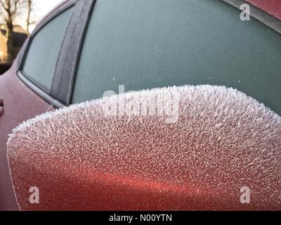 Glasgow, Schottland. 10. Dez 2018. UK Wetter. Frostigen Bedingungen schaffen Eine "Furry" Mantel auf ein Auto Rückspiegel in Glasgow Credit: ALAN OLIVER/StockimoNews/Alamy leben Nachrichten Stockfoto