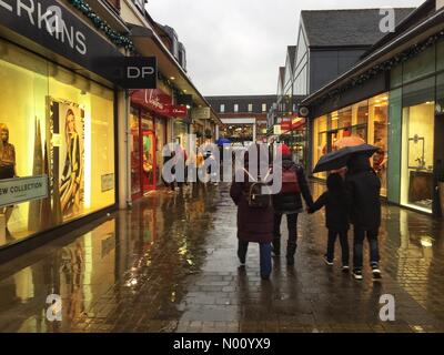 UK Wetter: zwei Samstagen bis Weihnachten und Käufer der kalten und nassen Wetter Christmas shopping in Windsor, UK zu tun, mutig. Stockfoto