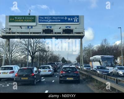 Chiswick, London, UK, 22. Dezember, 2018. Viel Verkehr auf der Autobahn M4 in der Nähe von Chiswick, London am Nachmittag als Weihnachts Kurzurlaub beginnt. Credit: Phil Rees/StockimoNews/Alamy leben Nachrichten Stockfoto