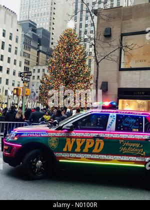 Urlaub NYPD Cruiser am Rockefeller Center Christmas Tree in Midtown Manhattan, New York City, USA Stockfoto