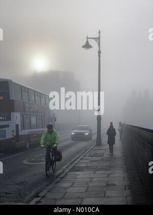 Edinburgh, Schottland, Großbritannien. 5. Februar, 2019. Wetter. Pendler machen ihren Weg über Dean Bridge im West End der Stadt als eisnebel Rollen. Credit: Andrew O'Brien/StockimoNews/Alamy Live News Credit: Andrew O'Brien/StockimoNews/Alamy leben Nachrichten Stockfoto