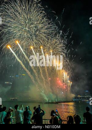 Singapur. 10. Feb 2019. Feuerwerk zum Chinesischen Neujahr in Singapur zu feiern. Credit: Caroline Pang/StockimoNews/Alamy leben Nachrichten Stockfoto