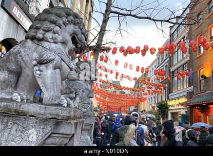 London, Großbritannien. 10. Feb 2019. Chinesisches Neujahrsfest in Chinatown in London, 2019. Credit: sfwparkes/StockimoNews/Alamy leben Nachrichten Stockfoto