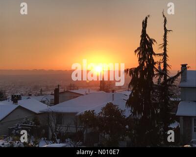 Burnaby, BC, Kanada. 13. Februar 2019. Sonne über Metro Vancouver. Nach zwei Tagen der schweren Schneefälle und Region breite Schulschließungen auf dem 12., Sonnenschein zurück und Schulen wieder eröffnet heute. Stockfoto