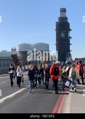 London, Großbritannien. 15 Feb, 2019. Jugend Streik 4 Klima auf die Westminster Bridge. Die Westminster Bridge Protest Credit: econrad/StockimoNews/Alamy leben Nachrichten Stockfoto