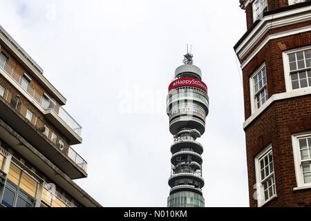 London, Großbritannien. 1. März 2019: Der BT Tower in London zeigt die Waliser Drache und Nachrichten an St. David's Day 2019 feiern. Credit: Ollie Cole/StockimoNews/Alamy leben Nachrichten Stockfoto