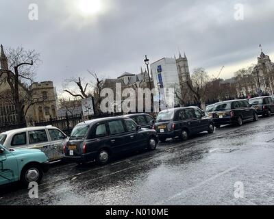 London, Großbritannien. 4. Mär 2019. Taxis blockade Parliament Square Verkehr zum Stillstand zu bringen. Credit: rusby Foto/StockimoNews/Alamy leben Nachrichten Stockfoto