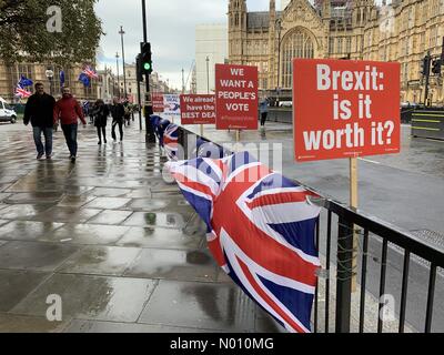 London, Großbritannien. 4. Mär 2019. Brexit Proteste auf einer nassen dismal Westminster Nachmittag. Credit: rusby Foto/StockimoNews/Alamy leben Nachrichten Stockfoto