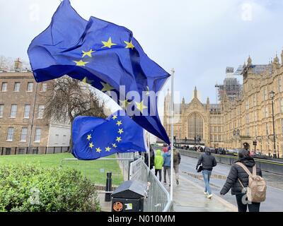 London, Großbritannien. 4. März 2019. EU-Flaggen wehen im Wind außerhalb des Parlaments als Brexit Proteste fortsetzen. Credit: rusby Foto/StockimoNews/Alamy leben Nachrichten Stockfoto