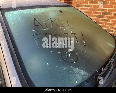 UK Wetter: Frostig in Godalming. Sycamore Avenue, Godalming. 03. April 2019. Temperaturen unter Null auf der Startseite Grafschaften an diesem Morgen. Frosty in Godalming, Surrey. Credit: jamesjagger/StockimoNews/Alamy leben Nachrichten Stockfoto