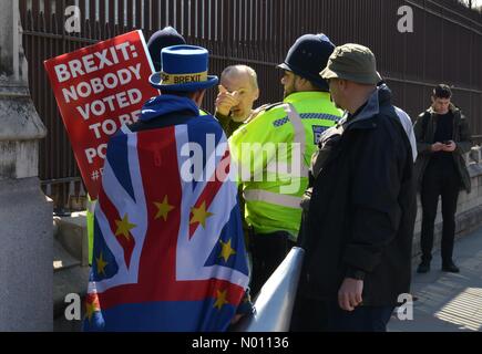 Westminster, London, Großbritannien. 10. Apr 2019. Anti Brexit Aktivist Steve Bray konfrontiert, die von "Verlassen" Unterstützer gegenüber der Häuser des Parlaments Credit: Thomas Krych/StockimoNews/Alamy leben Nachrichten Stockfoto