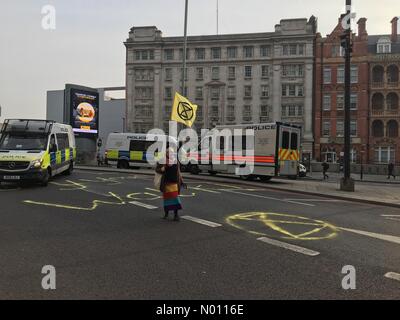 Waterloo Bridge, London, UK. 16. Apr 2019. Einsame eco Demonstrant auf der Waterloo Bridge von der Polizei Transporter umgeben, April 16th, London Quelle: PBurgess/StockimoNews/Alamy leben Nachrichten Stockfoto