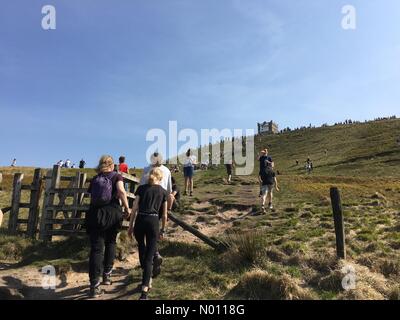 Chorley, Lancashire, UK. 19. April 2019. UK Wetter: sonnig und warm in Chorley. Einen schönen sonnigen Tag für die traditionellen Karfreitag zu Fuß bis Rivington Pike in Chorley, Lancashire. Credit: Lancashire Images/StockimoNews/Alamy leben Nachrichten Stockfoto