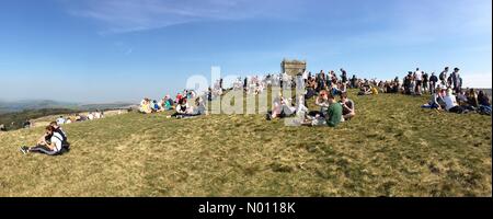 Chorley, Lancashire, UK. 19. April 2019. UK Wetter: sonnig und warm in Chorley. Einen schönen sonnigen Tag für die traditionellen Karfreitag zu Fuß bis Rivington Pike in Chorley, Lancashire. Credit: Lancashire Images/StockimoNews/Alamy leben Nachrichten Stockfoto