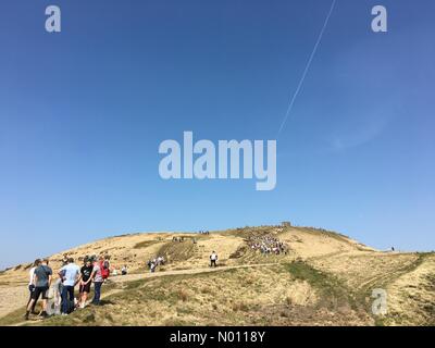 Chorley, Lancashire, UK. 19. April 2019. UK Wetter: sonnig und warm in Chorley. Einen schönen sonnigen Tag für die traditionellen Karfreitag zu Fuß bis Rivington Pike in Chorley, Lancashire. Credit: Lancashire Images/StockimoNews/Alamy leben Nachrichten Stockfoto