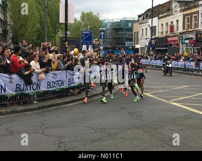 London, Großbritannien. 28. Apr 2019. London Marathon 2019, Surrey Quays, London, UK Credit: Susannah Jayes/StockimoNews/Alamy leben Nachrichten Stockfoto