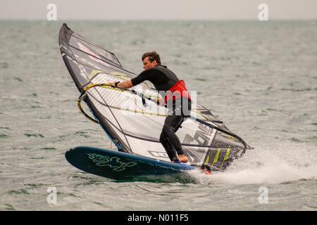 Hayling, Beachlands, Hayling Island. 27. Mai 2019. UK Wetter: Windig in Hayling. Beachlands, Hayling Island. 27. Mai 2019. Ein windiger Bank Holiday entlang der Südküste heute. James Dinsmore genießen die Bedingungen aus Hayling Island in Hampshire. Credit: jamesjagger/StockimoNews/Alamy leben Nachrichten Stockfoto