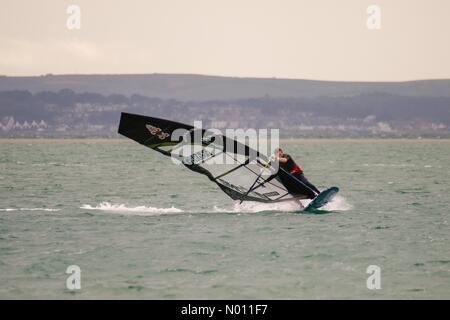 Hayling, Beachlands, Hayling Island. 27. Mai 2019. UK Wetter: Windig in Hayling. Beachlands, Hayling Island. 27. Mai 2019. Ein windiger Bank Holiday entlang der Südküste heute. James Dinsmore genießen die Bedingungen aus Hayling Island in Hampshire. Credit: jamesjagger/StockimoNews/Alamy leben Nachrichten Stockfoto