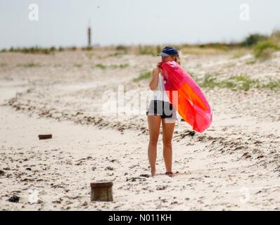 Hayling. Bracklesham Straße, Hayling Island. 28. Juni 2019. UK Wetter: Heiß und sonnig Wetter entlang der Südküste heute. Tagesausflügler genießen die Sonne auf Hayling Island in Hampshire. Credit: jamesjagger/StockimoNews/Alamy leben Nachrichten Stockfoto