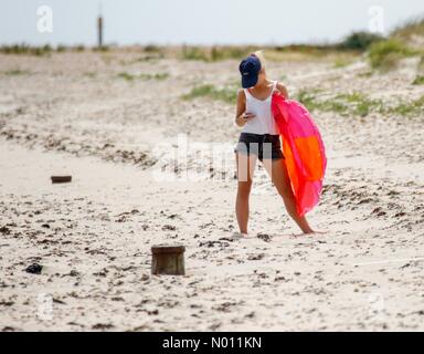 Hayling. Bracklesham Straße, Hayling Island. 28. Juni 2019. UK Wetter: Heiß und sonnig Wetter entlang der Südküste heute. Tagesausflügler genießen die Sonne auf Hayling Island in Hampshire. Credit: jamesjagger/StockimoNews/Alamy leben Nachrichten Stockfoto