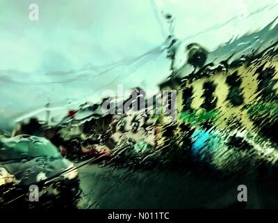 Schwere Regenfälle in Ardara, County Donegal, Irland. 10. September 2019. Image der Stadt Hauptstraße durch Auto Fenster geschossen durch starken Regen verzerrt. Credit: Richard Wayman/StockimoNews/Alamy leben Nachrichten Stockfoto