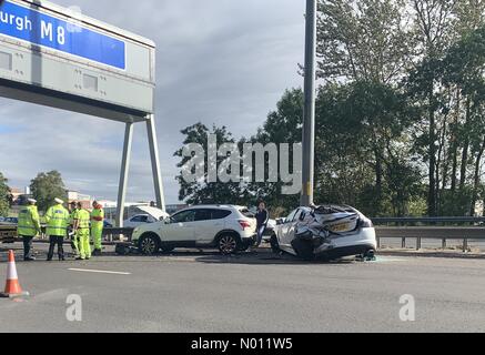 Glasgow, UK. 15. September 2019 Glasgow Schottland. Polizei- und Rettungskräfte an einem schweren Verkehrsunfall auf der Autobahn M8 in Richtung Westen auf der Fahrbahn. Credit: Andrew O'Brien/StockimoNews/Alamy leben Nachrichten Stockfoto