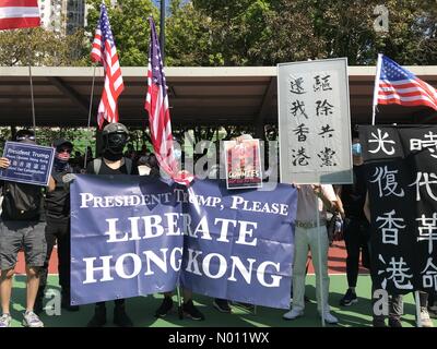 Tuen Mun, Hong Kong, 21. September 2019. Pro Demokratie Demonstranten mit USA Flaggen sammeln für März in Tuen Mun Stadt. Der März ist die Einschüchterung von pro Peking Gruppen auf den lokalen Bewohnern zu protestieren. Credit: highbrow/StockimoNews/Alamy leben Nachrichten Stockfoto